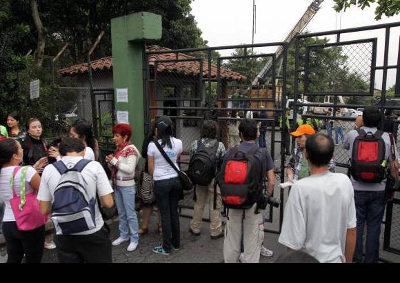 Manuel Saldarriaga - Ante la mirada expectante de un grupo de más de 30 defensores de los animales se dio este jueves el traslado de Vera del Zoológico Santa Fe de Medellín.