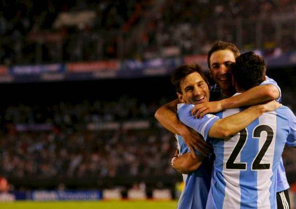 Reuters - Argentina y Colombia tomaron distancia sobre el resto en las eliminatorias de Suram&#233;rica rumbo al Mundial de 2014.