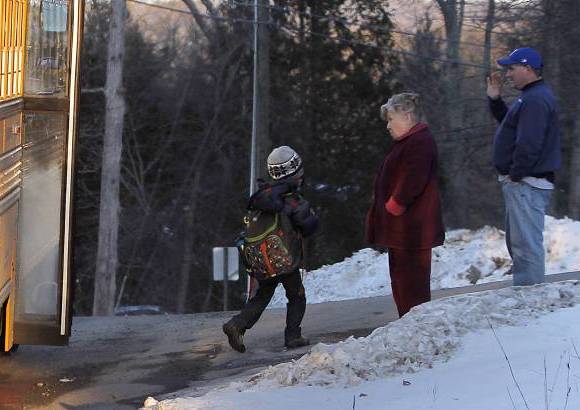 Reuters - Cientos de menores que escaparon el mes pasado a un terrible ataque en una escuela primaria en Newtown, Connecticut, han vuelto a sus aulas por primera vez desde que un hombre armado mató a 20 de sus compañeros y a seis miembros del plantel.