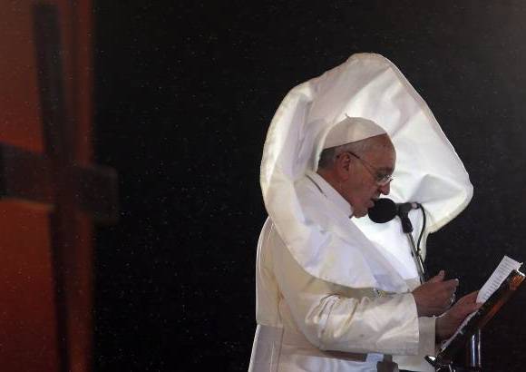 Reuters - El Papa Francisco pronuncia un discurso a los fieles católicos en la playa de Copacabana en Río de Janeiro. El Papa realizó esta semana su visita a Brasil para el Día Mundial de la Juventud.