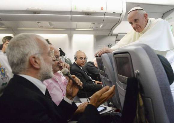 Reuters - El Papa Francisco escucha la pregunta de un periodista en su viaje de regreso a Roma, despu&#233;s de su visita a Brasil.