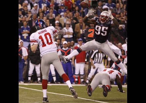 Reuters - Aprovechando la eficiencia de Tynes, el equipo lo mandó nuevamente a intentar gol de campo, esta vez de 33 yardas, que acertó, y puso números de 17-15.