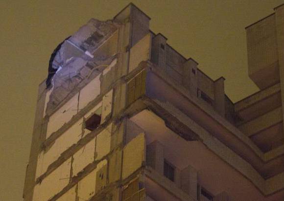 Foto: Edwin Bustamante - Su&#225;rez confirm&#243; que fueron evacuados de forma preventiva todos los habitantes del complejo residencial, pues la estructura de los otros bloques est&#225; afectada.