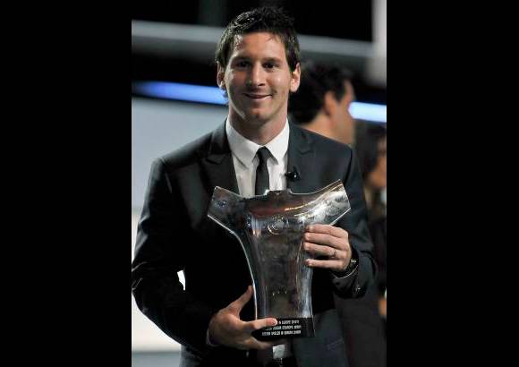 Reuters - El argentino Lionel Messi recibió en Mónaco el premio al Mejor Jugador de Europa de la temporada 2010-2011, premio que entrega la Uefa por primera vez.