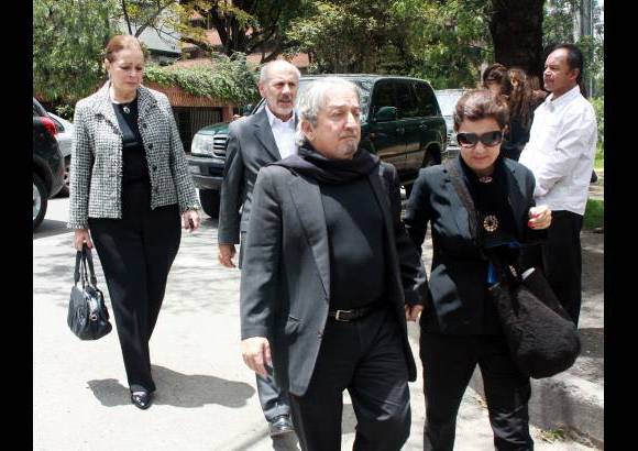 Colprensa - Jorge Alfredo Vargas y su esposa, In&#233;s Mar&#237;a Zabara&#237;n; el actor Diego Le&#243;n Hoyos y la ex candidata presidencial Noem&#237; San&#237;n, fueron otros de los personajes que arribaron al Gimnasio Moderno para darle el &#250;ltimo adi&#243;s a este icono de la televisi&#243;n y la radio Colombiana.
