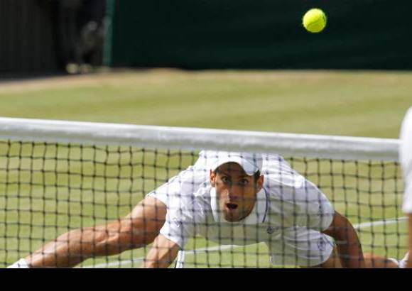 AP - Llegado el octavo juego, Djokovic encontró la ocasión de oro multiplicada por dos. Jugaba nervioso y erraba cuando no se lo podía permitir. Se le iban acumulando las bolas de break sin saber cómo manejarlas.