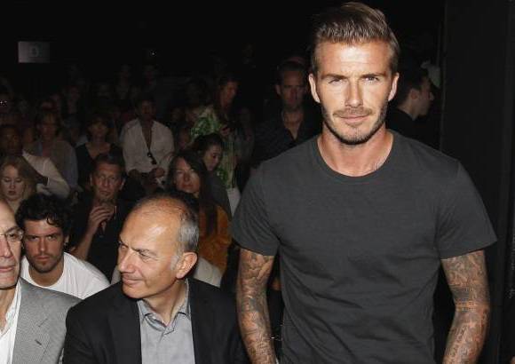 Reuters - El futbolista David Beckham en el desfile del dise&#241;ador Yohji Yamamoto en la pasarela Y3.