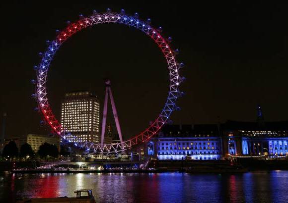 AP - El London Eye a orillas del Támesis se ilumina en rojo, azul y blanco para celebrar el nacimiento del hijo del príncipe Guillermo y Kate, duquesa de Cambridge.