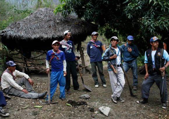 AP - Miembros del Comité de Defensa Civil Belen Chapi llegaron después de caminar cinco horas para ayudar en la exhumación de las fosas comunes. El pueblo de Paccha era un refugio para decenas de familias que trataban de huir del conflicto, dijo Dolores Guzmán, la única sobreviviente.