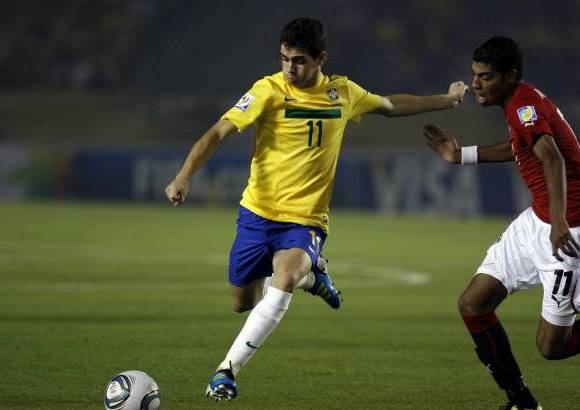 Colprensa - El mediocampista Oscar de Brasil, disputa el bal&#243;n con el delantero Aly Fathy de la selecci&#243;n de Egipto.