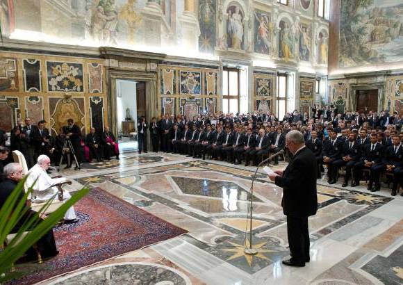 AP - El Papa recordó a los jugadores que "antes de ser campeones, son siempre hombres, personas", con sus virtudes y sus defectos, con sus aspiraciones y sus problemas.
