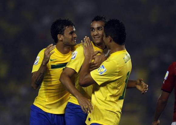 Colprensa - A los 12 minutos Brasil se puso arriba en el marcador ante cabezazo de Danilo despu&#233;s de un cobro de tiro de esquina ejecutado por Coutinho.