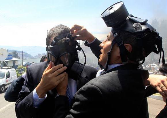 Reuters - Correa, que acaba de ser operado de la rodilla, se hizo da&#241;o en una pierna cuando abandonaba el lugar rodeado de polic&#237;as y en medio de gases lacrim&#243;genos y est&#225; bajo tratamiento de suero.