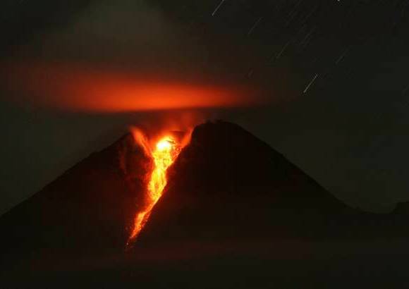 AP - Indonesia es un archipi&#233;lago con 235 millones de habitantes y est&#225; en una regi&#243;n propensa a los terremotos y la actividad volc&#225;nica.