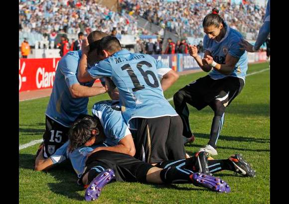 Reuters - Suárez quedó en el segundo lugar de la tabla de goleadores con cuatro tantos, a uno de los peruano Paolo Guerrero.
