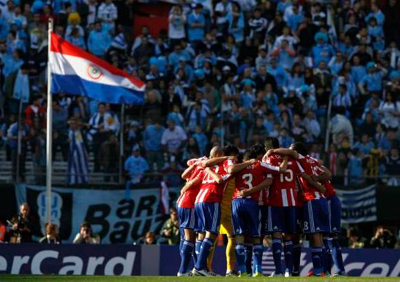 Reuters - El abrazo de los paraguayos antes del pitazo inicial.