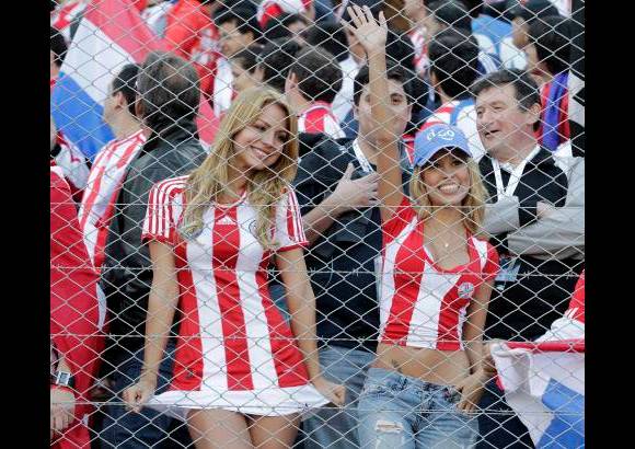 Reuters - La belleza de las paraguayas se hizo presente en el Monumental.
