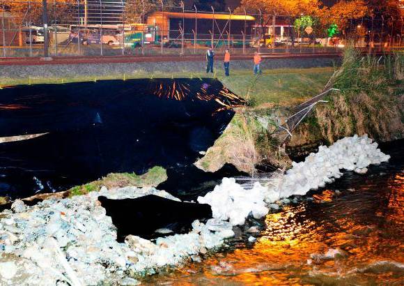 FOTO JUAN ANTONIO S&#193;NCHEZ - El &#193;rea Metropolitana detect&#243; el domingo que el crecimiento del r&#237;o desetabiliz&#243; y socav&#243; el muro, se llev&#243; parte de &#233;l y de la tierra, que en esa parte es muy d&#233;bil.
