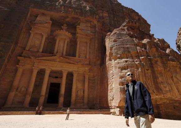 Reuters - Obama se detiene a mirar el sitio hist&#243;rico y arqueol&#243;gico de Petra.
