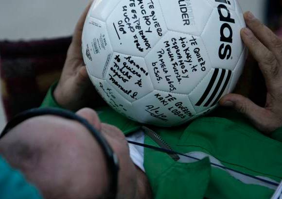 REUTERS - Al ex futbolista, Franklin Lobos, lo esperó su hija con un balón de fútbol de regalo.