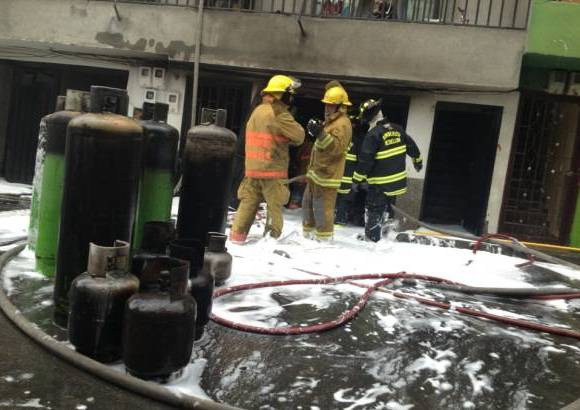 Foto Esteban Vanegas - En este momento las autoridades realizan el proceso de remoci&#243;n de material y enfriamiento de la estructura para que no se presente otra conflagraci&#243;n.