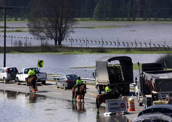 Christian Castillo, Colprensa - El desbordamiento del r&#237;o Bogot&#225; ocasion&#243; un tranc&#243;n en la v&#237;a Cajic&#225; � Bogot&#225; por la Autopista Norte.