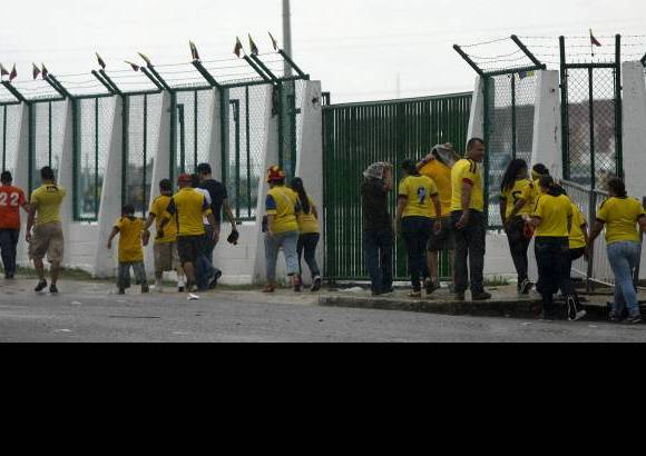 Colprensa - Los fan&#225;ticos camino al Metropolitano, horas antes a la inauguraci&#243;n y al juego.