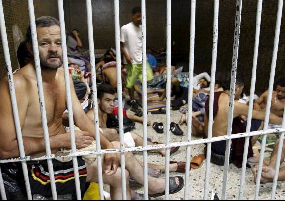 R&#243;binson S&#225;enz - Las familias de los internos permanecen en las afueras del Palacio de Justicia atentas a c&#243;mo evoluciona la soluci&#243;n del problema.