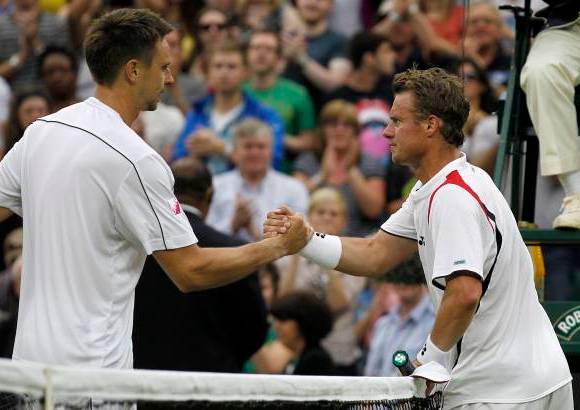 AP - El sueco Robin Soderling, quinto cabeza de serie en Wimbledon, avanz&#243; a la tercera ronda del torneo tras derrotar al australiano Lleyton Hewitt.