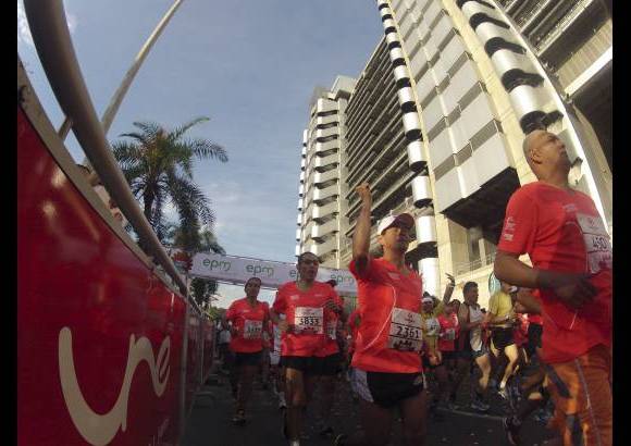 Esteban Jaramillo y Sebastián Salazar - Más de 10 mil competidores se dieron cita en esta histórica cita deportiva que se corría en las modalidades de 5, 10, 21 y 42 kilómetros.