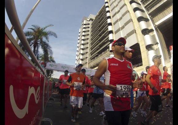 Esteban Jaramillo y Sebastián Salazar - Más de 10 mil competidores se dieron cita en esta histórica cita deportiva que se corría en las modalidades de 5, 10, 21 y 42 kilómetros.