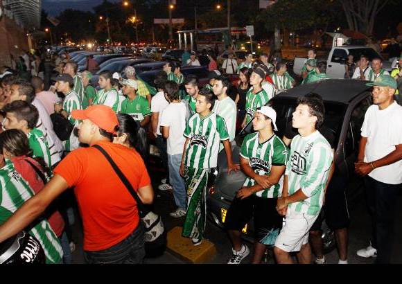 R&#243;binson S&#225;enz - En distintos sitios de la ciudad y del &#225;rea metropolitana los seguidores verdes sufrieron con el juego de vuelta de la semifinal.