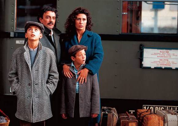 Solino - Direcci&#243;n: Fatih Akin. Alemania. Una familia italana decide abandonar su patria para mudarse a Alemania. Romano y Rosa abren la primera pizzer&#237;a en la ciudad industrial, mientras sus hijos tienen sus propias experiencias en medio de la libertad. Pronto tendr&#225;n que cuestionares &#191;qu&#233; es realmente importante en la vida?