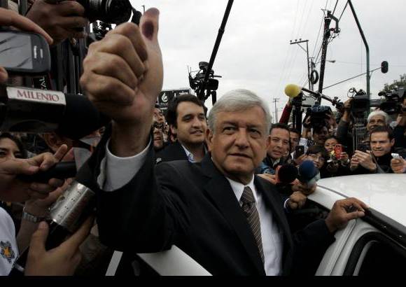 Reuters - El candidato presidencial de la izquierda mexicana, Andr&#233;s Manuel L&#243;pez Obrador lleg&#243; a depositar su voto a las 9:00 a.m. Sin embago, tuvo que esperar en la fila porque la mesa de votaci&#243;n no hab&#237;a sido abierta