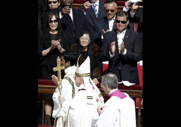 Reuters - El presidente Rafael Correa aplaude al paso del Papa Francisco