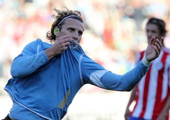 Reuters - Forlán, un especialista del gol que cuenta en su palmarés con dos Botas de Oro al máximo anotador de las Ligas europeas en 2004-05, con el Villarreal, y 2008-09, con el Atlético de Madrid, rompió su sequía goleadora de los últimos doce choques con la selección, en los que no había batido la portería rival.