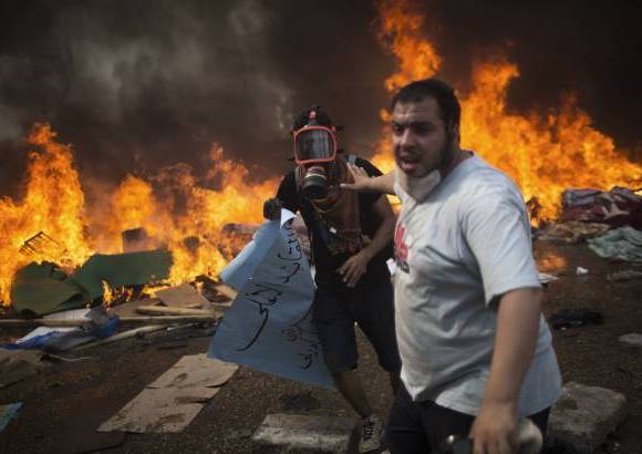 AP - En El Cairo, hubo marchas de partidarios de la Hermandad en varias áreas.