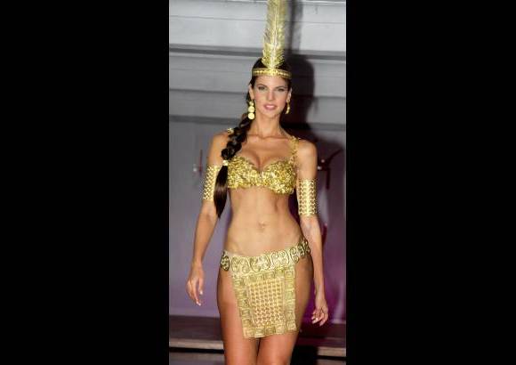 Colprensa - El vestido artesanal, para la parada de naciones en Miss Universo, ser&#225; de India Catalina. Un dise&#241;o de Patricia Acosta de la joyer&#237;a Tikuna, elaborado con piezas precolombinas, todo en dorado.