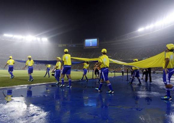 Colprensa - La salida de los equipos al estilo Fifa, ante un imponente marco.