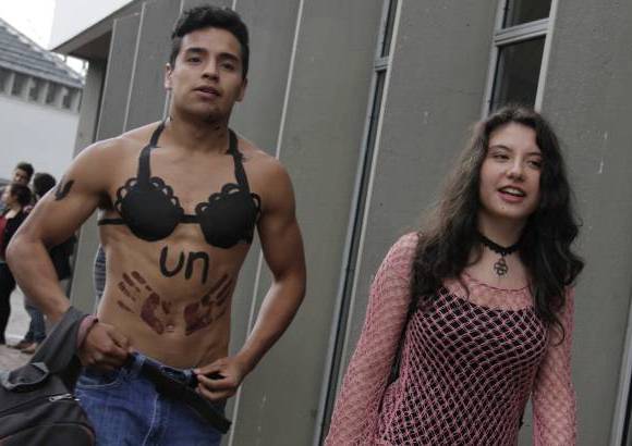 Colprensa - Sin embargo el clima bogotano ya está haciendo que algunos de ellos prefieran quedarse con su ropa y expresarse más por redes sociales.