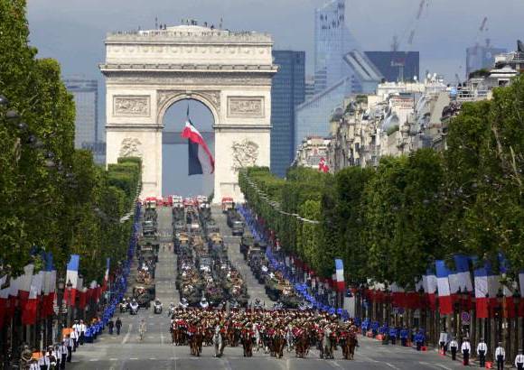 Reuters - Al acto militar asistieron entre los invitados el líder francés de extrema izquierda Jean-Luc Mélenchon y el periodista español Ignacio Ramonet.
