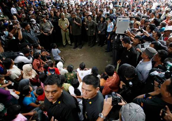 Reuters - El presidente indonesio, Susilo Bambang Yudhoyono, habl&#243; con los habitantes y les pidi&#243; paciencia.