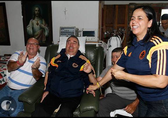 DONALDO ZULUAGA - El Colombiano vivi&#243; las emociones del partido entre Colombia y Grecia con el profesor Luis Fernando Montoya y su familia.