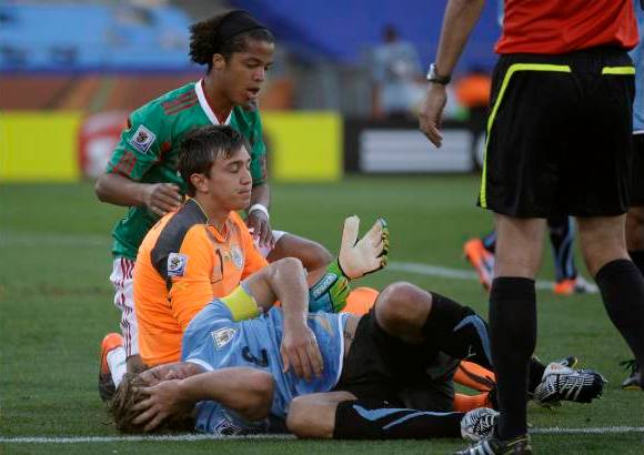 AP - M&#233;xico se volc&#243; en ataque y los suramericanos mantuvieron a sus rivales bastante controlados y alejados de su valla con un gran papel del defensor celeste Jorge Fucile.