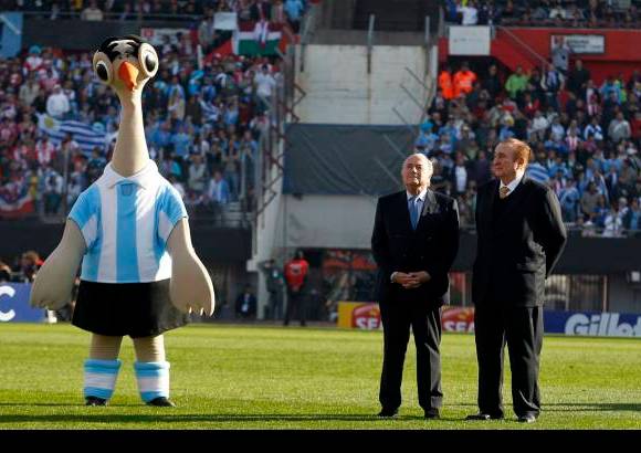 Reuters - Silbatina y abucheos se llevaron el presidente de la Fifa, Joseph Blatter, y el titular de la Conmebol, Nicolás Leoz, cuando por los altavoces del estadio Monumental se anunció sus presencias para la final de la Copa América entre Uruguay y Paraguay.