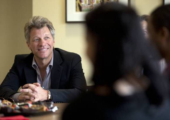AP - Bon Jovi se re&#250;ne con los vecinos de las viviendas JBJ Soul durante la inauguraci&#243;n. Este complejo de viviendas de bajos ingresos fue subsidiado por la Fundaci&#243;n Bon Jovi Soul, la Asociaci&#243;n Middleton y fondos p&#250;blicos.
