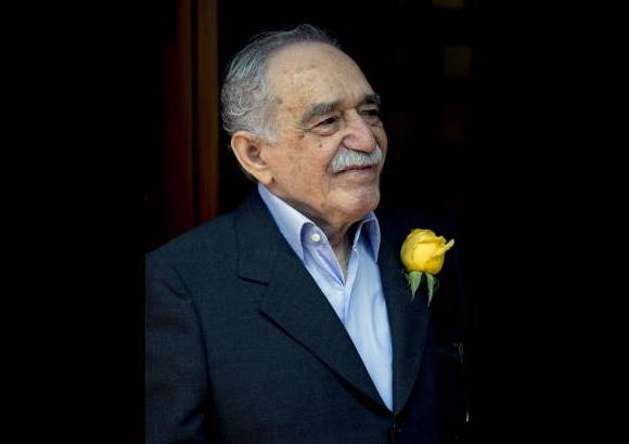 AP - Gabriel Garc&#237;a M&#225;rquez salud&#243; en M&#233;xico a los fan&#225;ticos que lo felicitaron por su cumplea&#241;os n&#250;mero 87.
