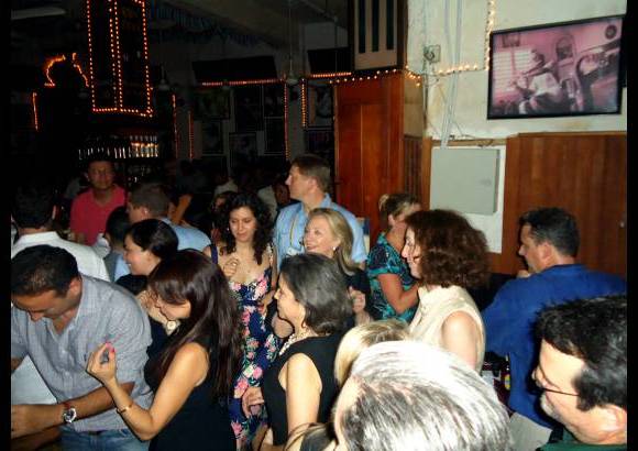 Ra&#250;l Palacios - Havana (llamado con ortograf&#237;a distinta que La Habana isle&#241;a) est&#225; en la esquina de la Calle de la Media Luna con la Calle del Guerrero, y semeja el t&#237;pico bar habanero, el que conoci&#243; Mauricio Aimone, un italiano que desde hace cinco a&#241;os decidi&#243; montar su propio negocio en Cartagena que es la ciudad en donde ahora vive.