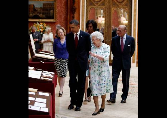 Reuters - Como es protocolario, la soberana y sus invitados intercambiaron regalos. La propia reina Isabel y su esposo fueron los guias de los Obama.