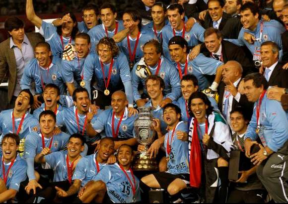 Reuters - Un 2-0 a Perú en semifinales y el 3-0 en la final contra Paraguay le dieron a Uruguay su título número 15, despegándose así de Argentina, que se quedó en 14.
